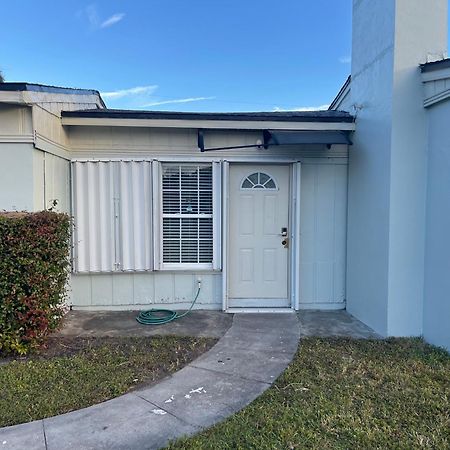 Private Queen Bedroom C Shared Common Spaces Fort Pierce Exterior foto